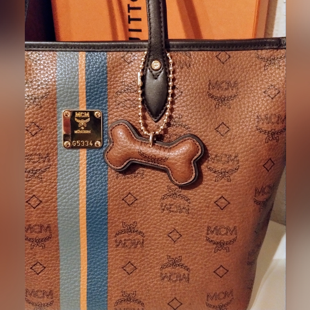 MCM Tote With MCM Bone Bag Charm And Card Of Authentication EUC - Picture 4 of 13